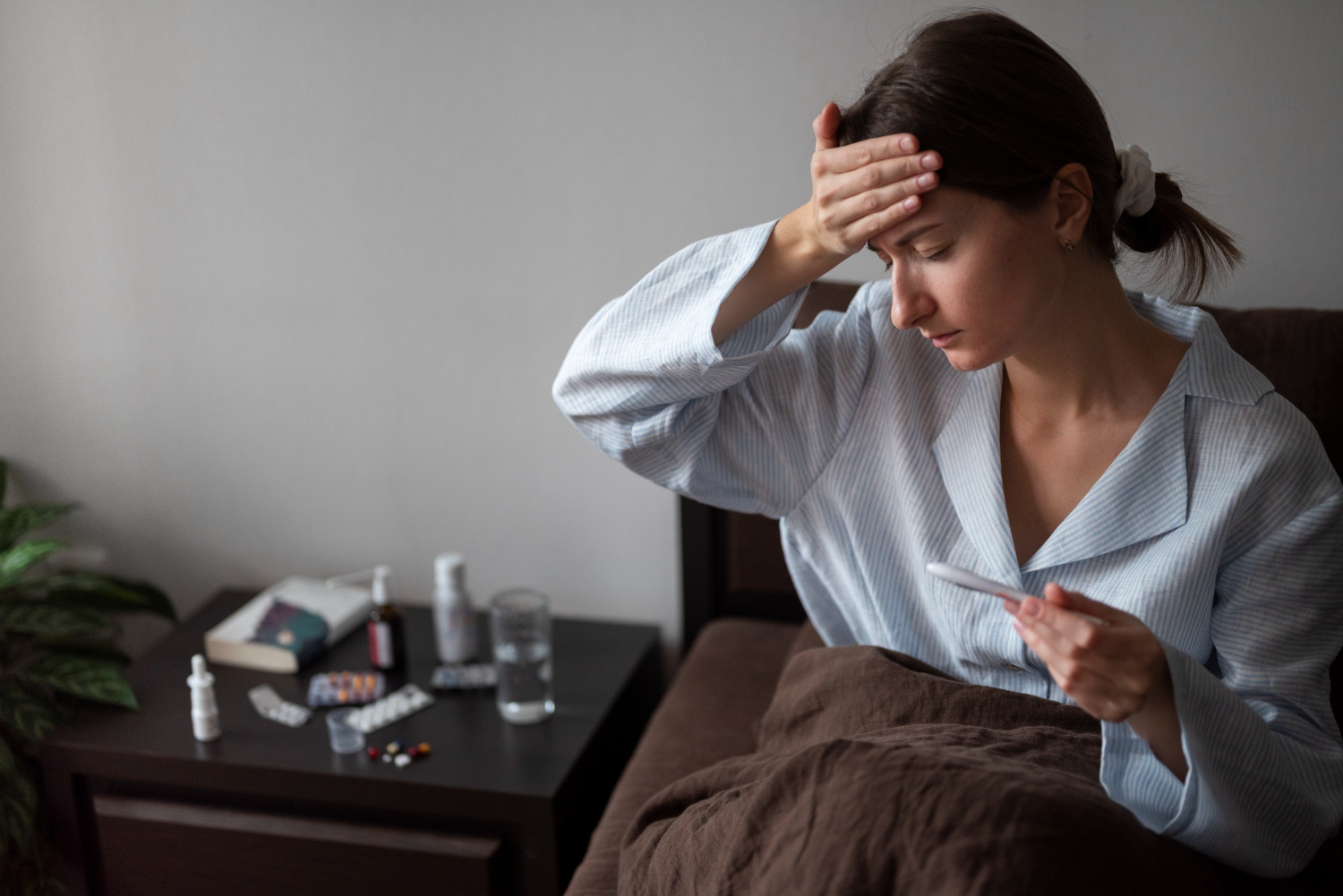 Femme qui a de la fièvre avec une maladie de moustique